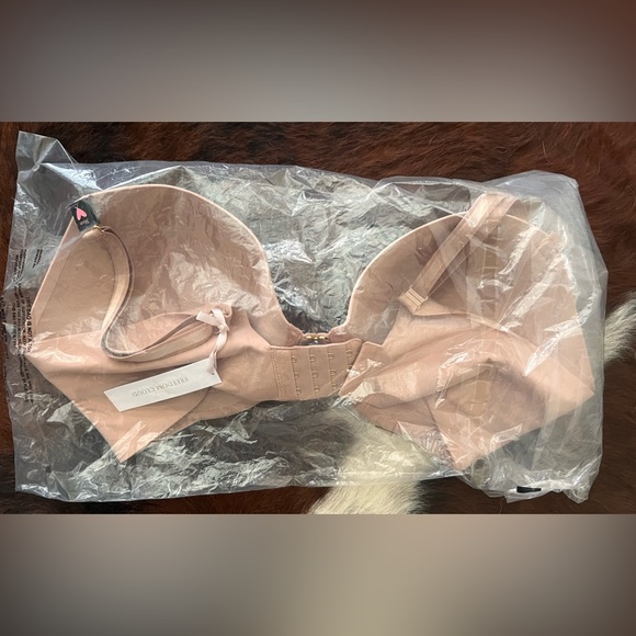 NEW Victoria’s Secret Freedom Cloud Push Up Bra 38DD Nude New In Package - Picture 2 of 5